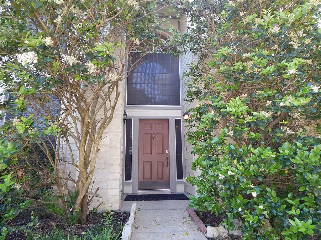 5 bed, 3.0 bath, 3208 sqft, $2,695 — Photo 2