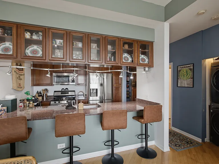 2327 W Wolfram St #513 — Photo 4
