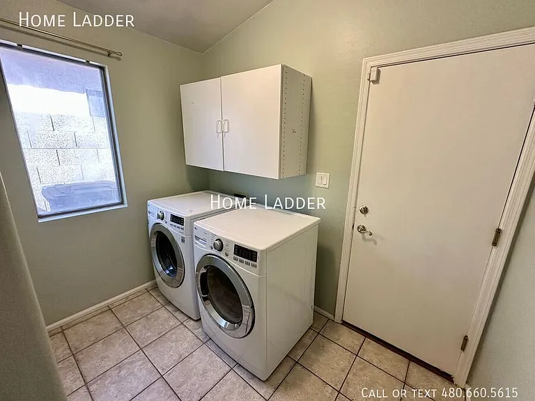 445 E Cantebria Dr — Photo 20