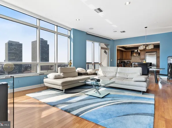 110 S Front St APT 1100, Philadelphia, PA 19106