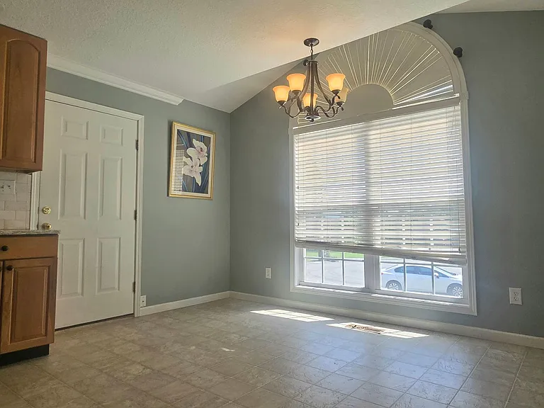 1607 Manheim Cir — Photo 5