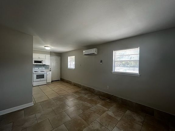 3rd image of 701 Oaklawn St #6