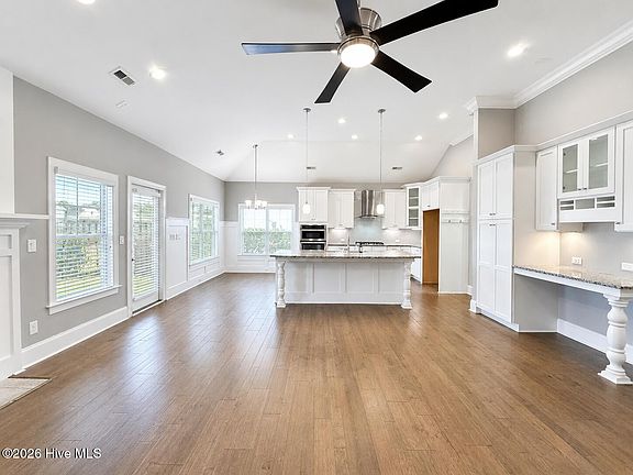 5th image of 40 Evergreen Lane