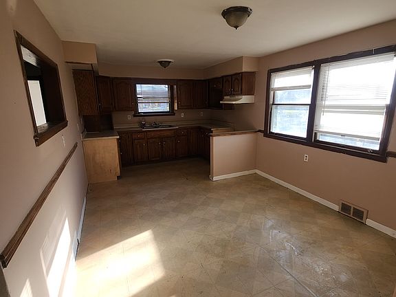 3rd image of 2702 Welch Ave