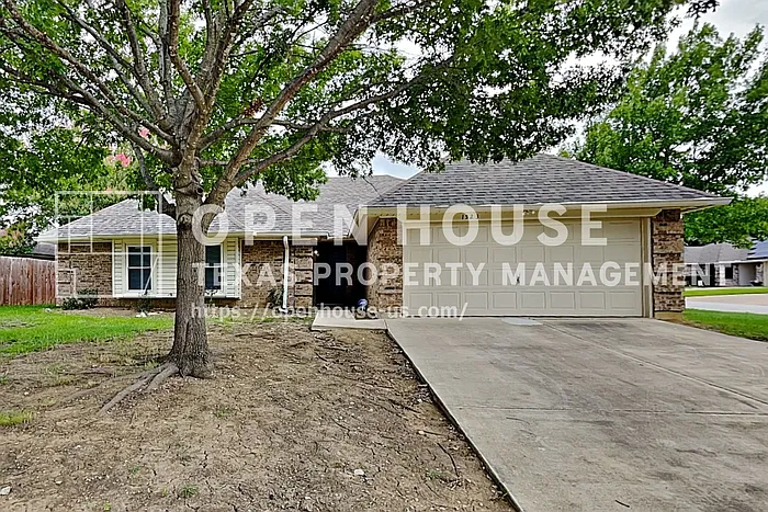 1523 Warwick Dr — Photo 1