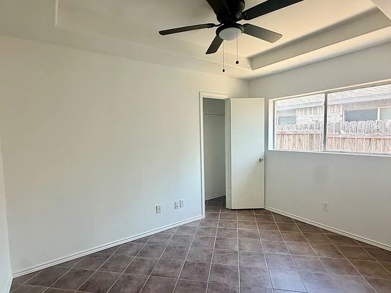 2336 Hamburg St — Photo 16