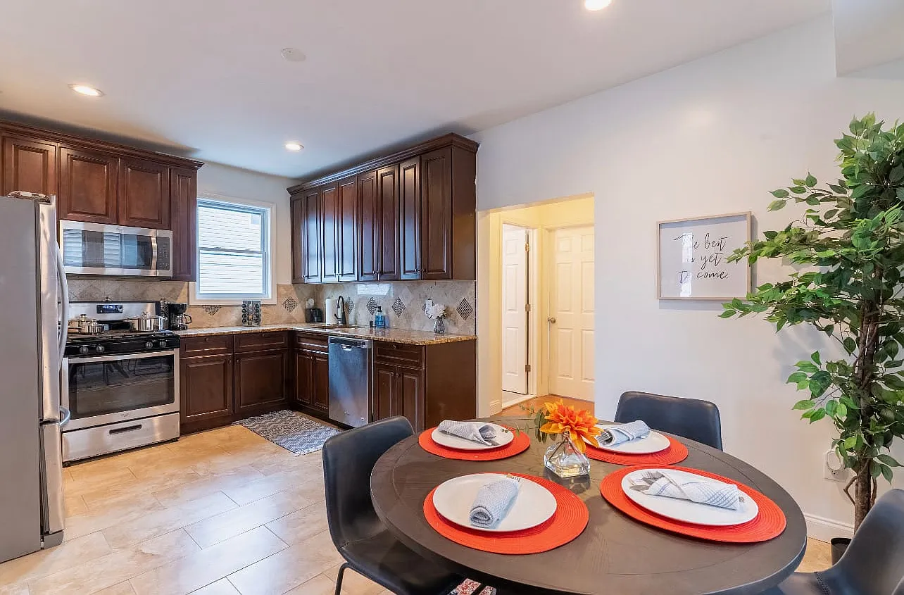 2 bed, 1000 sqft, $1,900 — Photo 2