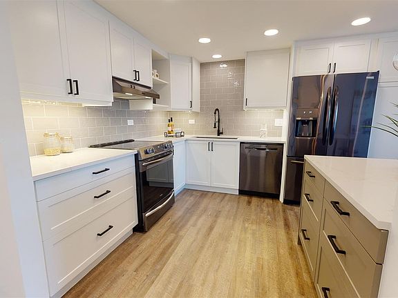 4th image of 4944 Cass St Unit 207