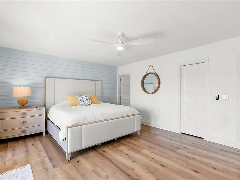 819 Bay Esplanade — Photo 43