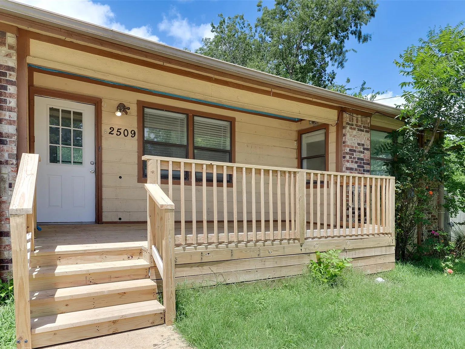 3 bed, 2.5 bath, 1930 sqft, $1,795 — Photo 3