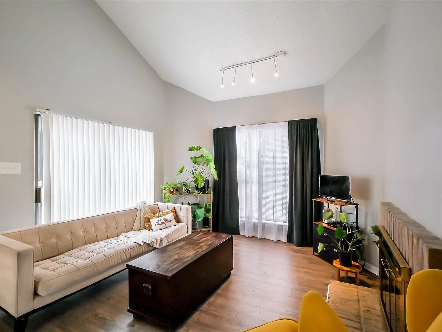 1 bed, 1.0 bath, 785 sqft, $1,200 — Photo 3