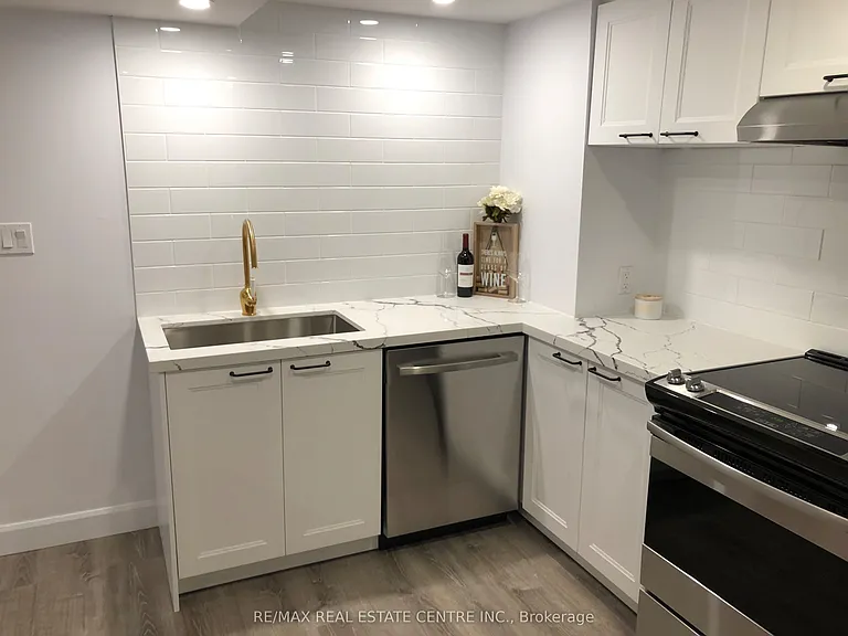 226 Howard Cres #LOWER — Photo 10