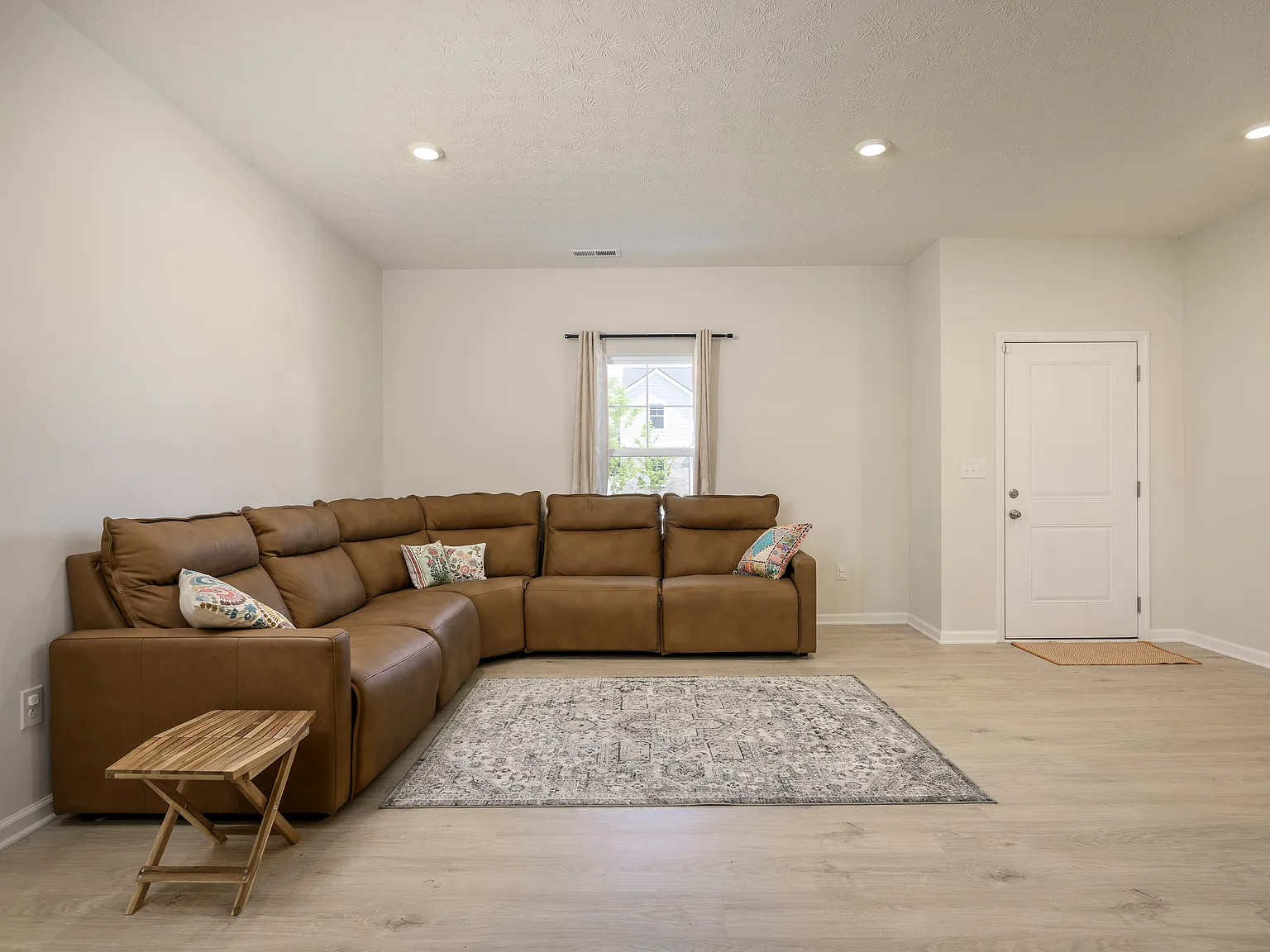 6 bed, 3.5 bath, 3100 sqft, $3,000 — Photo 3
