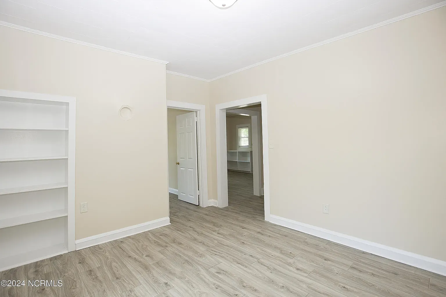 208 Robinson St — Photo 3