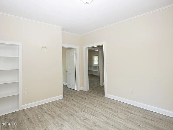 3rd image of 208 Robinson St
