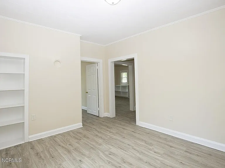 208 Robinson St — Photo 3