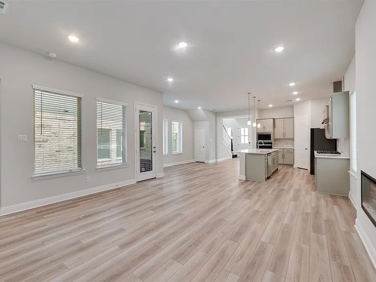 7009 Sunset Blvd — Photo 17
