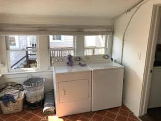 Sunroom w/ laundry