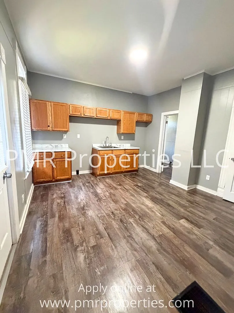 2 Bedrooms / 1 Bathroom House — Photo 4