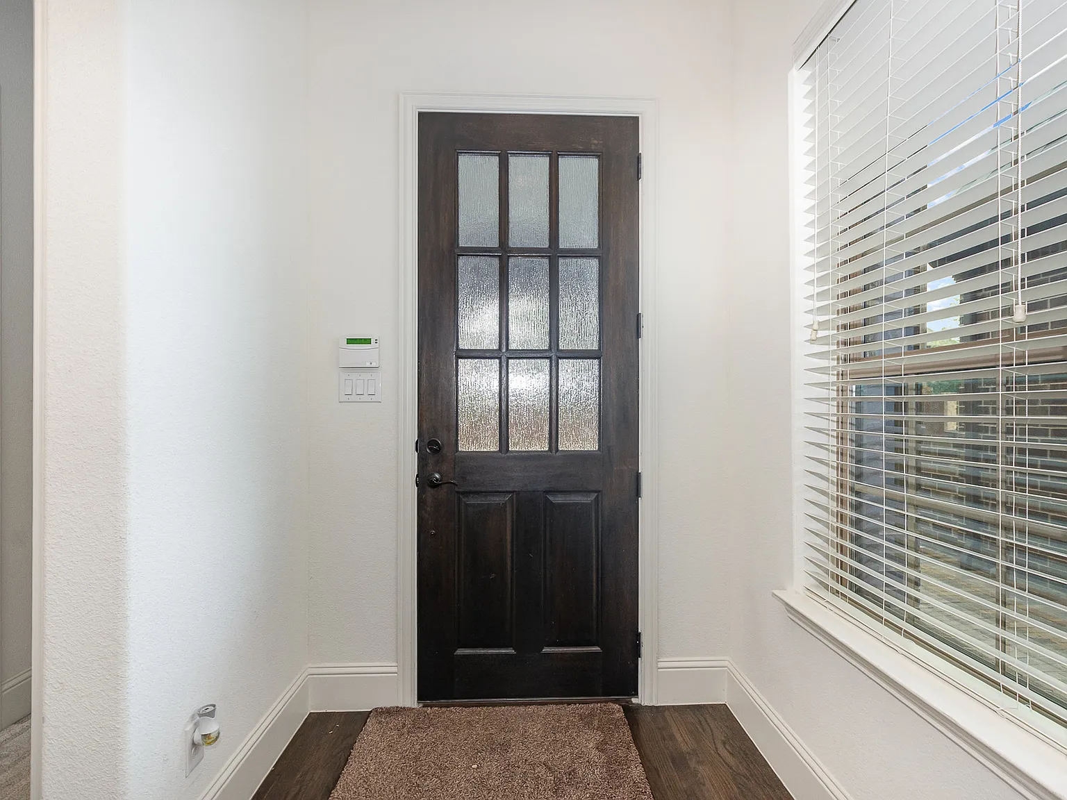 4 bed, 3.5 bath, 3849 sqft, $3,950 — Photo 3