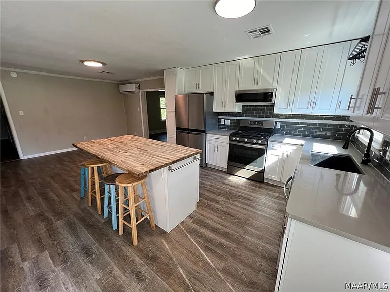 147 Lawrence St — Photo 6