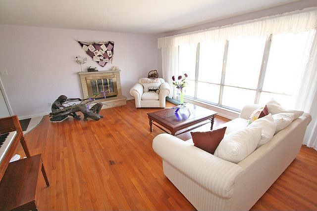 2nd image of 4 White Oak Ln