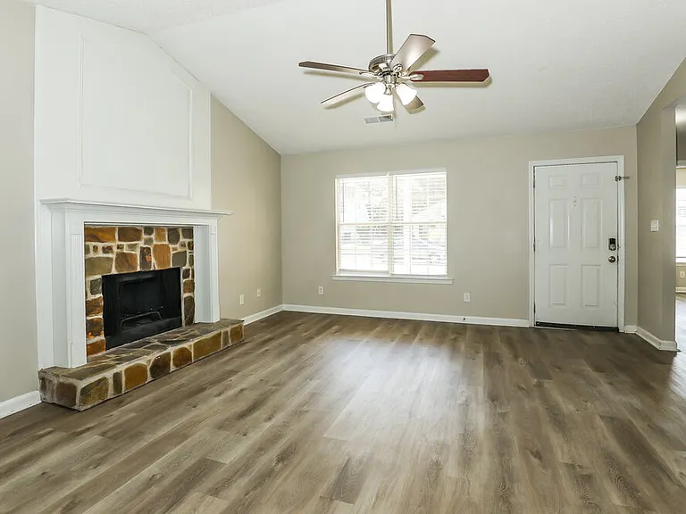 1299 N Hampton Dr — Photo 5