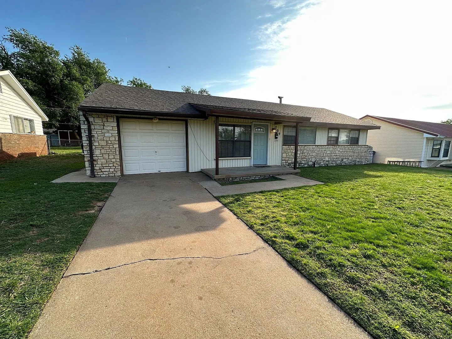 3 Bedroom 1 Bath 1 Car Garage House — Photo 2