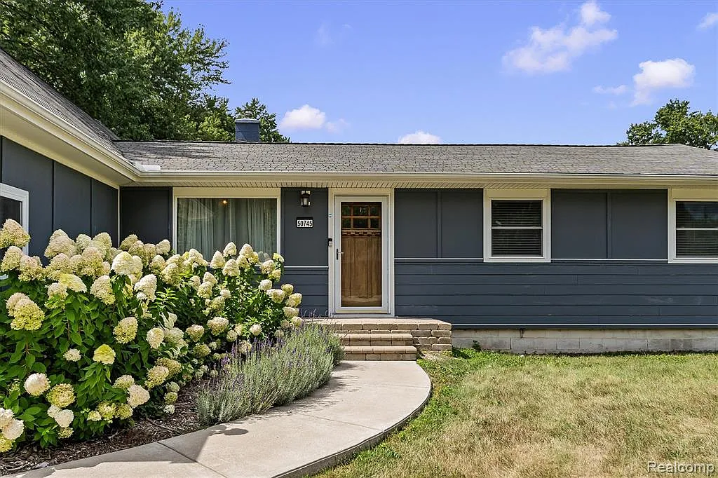4 bed, 2.0 bath, 2200 sqft, $2,700 — Photo 4