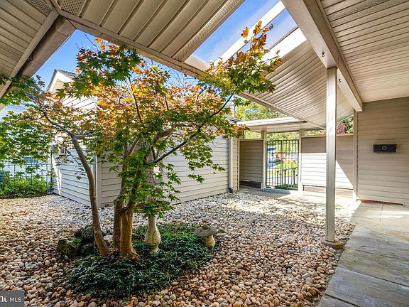 3rd image of 10005 Parkwood Dr