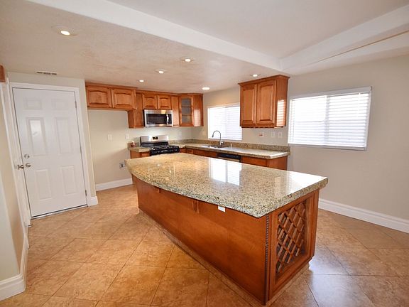 5th image of 379 Cabrillo Cir