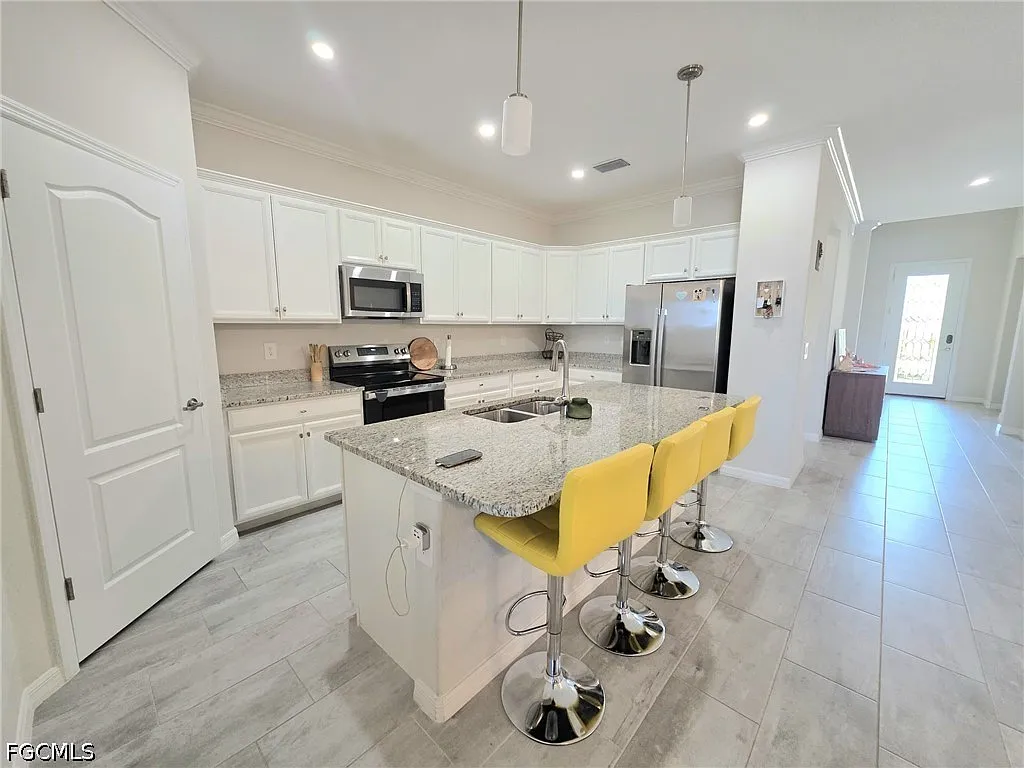4 bed, 3.0 bath, 2032 sqft, $3,000 — Photo 3