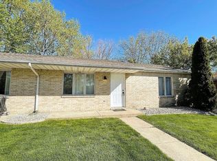 136 Meadows Cir #136, Crown Pt, IN 46307