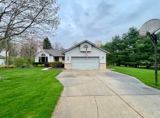 11153 Tree Line Dr, Pinckney, MI 48169