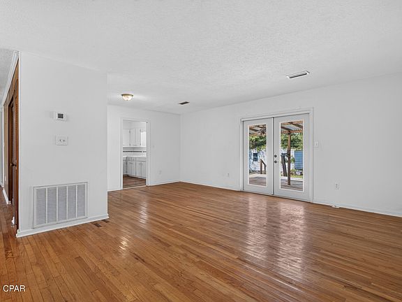 5th image of 760 Brown St