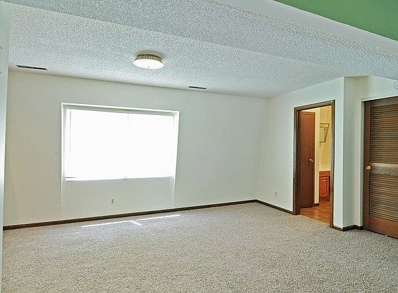 4th image of 613 S Van Buren St APT 6