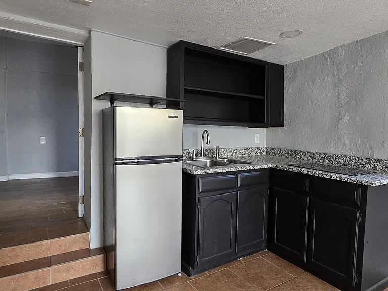 1412 N Campbell St — Photo 4