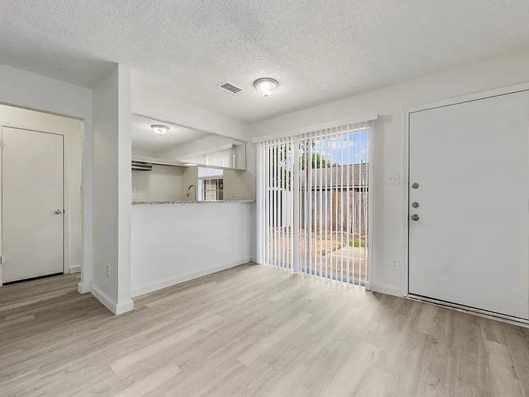 202 Northcrest Cir #D — Photo 9