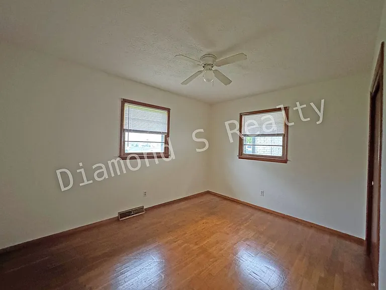 1924 E Turner St — Photo 8