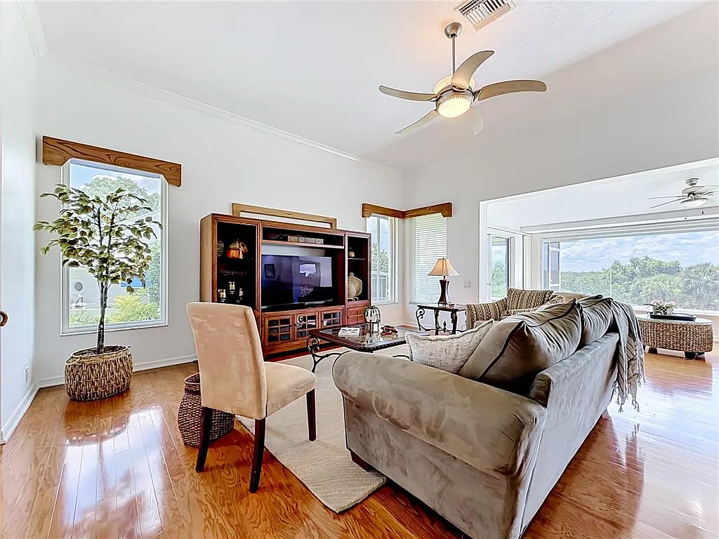 3 bed, 2.0 bath, 2190 sqft, $2,500 — Photo 2
