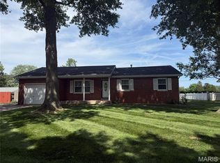 113 Whispering Oaks Dr, Bethalto, IL 62010