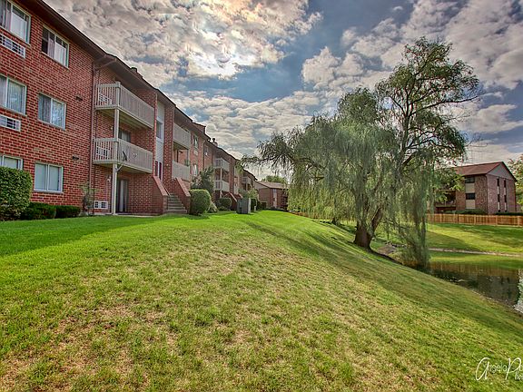 2nd image of 900 N Lakeside Dr APT 1B