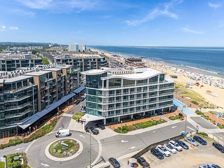Pier Village Apartments — Photo 60