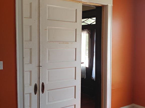 3rd image of 546 Egan St