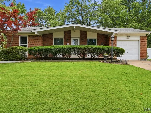 776 Coach Light Ln, Hazelwood, MO 63042