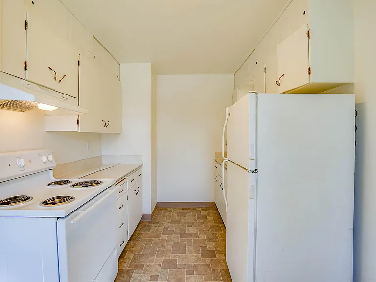 470 SE 12th Ave #5 — Photo 2