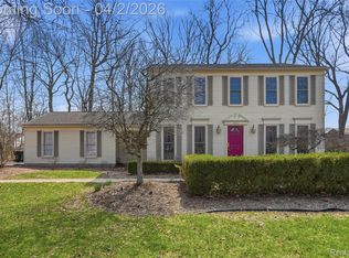 1433 Chestnut Ln, Rochester Hills, MI 48309