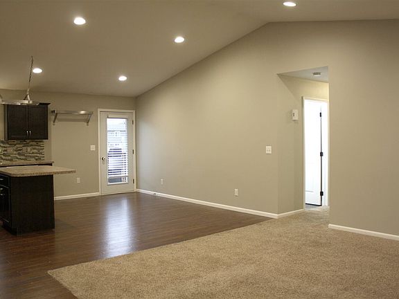 5th image of 901 Brookdale Dr