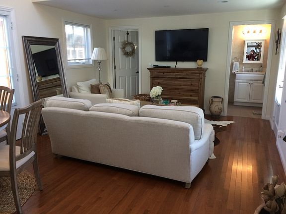3rd image of 647 Seale Ave