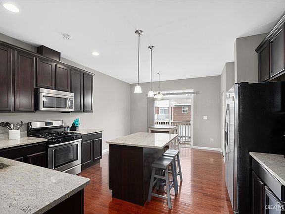 4th image of 2522 Dunraven Ave